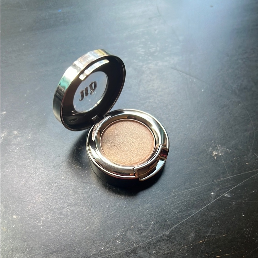 Urban Decay Chase shimmering Eyeshadow
